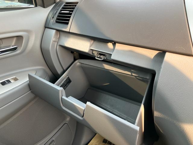 ヴォクシー Ｚ　煌　４ＷＤ　キーレス　エンジンスターター　オートエアコン　左右電動スライドドア　ステアリングシフト　ＨＩＤライト　純正１５インチアルミ（30枚目）