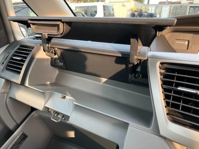 ヴォクシー Ｚ　煌　４ＷＤ　キーレス　エンジンスターター　オートエアコン　左右電動スライドドア　ステアリングシフト　ＨＩＤライト　純正１５インチアルミ（31枚目）