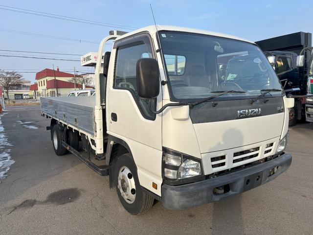 エルフトラック 　３ｔ　ワイドロング　平ボデー　アルミブロック　荷台内寸４．３６ｍ長×２．０６ｍ幅　走行１３１４０ｋｍ　６速　１６０馬力　定員３名　積載量３０００ｋｇ　車輌総重量６０８５ｋｇ　車検整備付（3枚目）