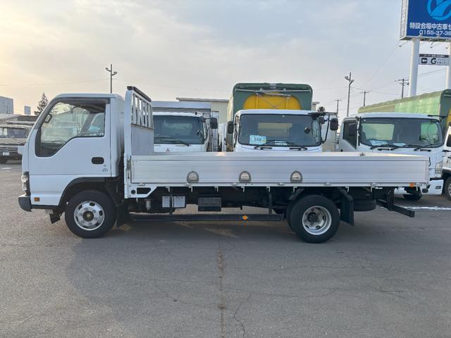 エルフトラック 　３ｔ　ワイドロング　平ボデー　アルミブロック　荷台内寸４．３６ｍ長×２．０６ｍ幅　走行１３１４０ｋｍ　６速　１６０馬力　定員３名　積載量３０００ｋｇ　車輌総重量６０８５ｋｇ　車検整備付（4枚目）