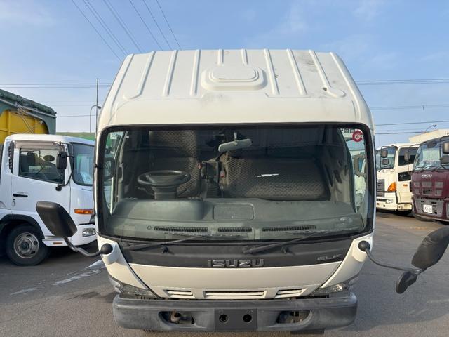 エルフトラック 　３ｔ　ワイドロング　平ボデー　アルミブロック　荷台内寸４．３６ｍ長×２．０６ｍ幅　走行１３１４０ｋｍ　６速　１６０馬力　定員３名　積載量３０００ｋｇ　車輌総重量６０８５ｋｇ　車検整備付（13枚目）