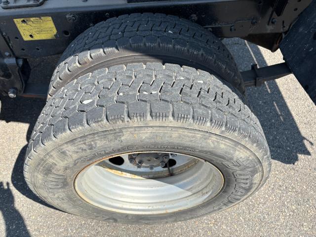 エルフトラック 　２ｔ　４ＷＤ　フルフラットロー強化ダンプ　コボレーン　荷台寸３．０５ｍ長×１．６０ｍ幅　走行５８０３８ｋｍ　５速　定員３名　積載量２０００ｋｇ　車輌総重量５２４５ｋｇ　車検整備付　準中型免許（23枚目）