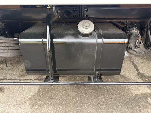 ファイター 　４ｔワイド　ファームダンプ　極東開発工業製新品架装　荷台寸５．３ｍ長×２．３５ｍ幅　走行４３８２００ｋｍ　６速ＭＴ　定員２名　２２０馬力　車輌総重量７９６０ｋｇ　車検整備付（12枚目）