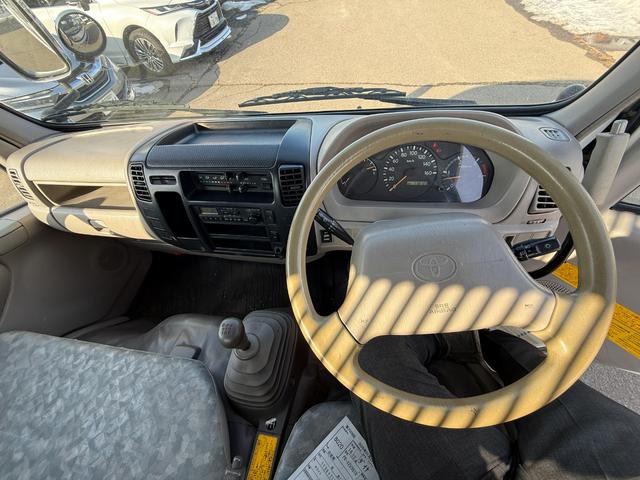 ダイナトラック 　２ｔ　ダンプ　極東開発工業製　ＤＤ０２－３１　荷台内寸３．０５ｍ長×１．６ｍ幅　走行１１８２００ｋｍ　５速　定員３名　積載量２０００ｋｇ　車輌総重量４８９５ｋｇ　車検整備付　準中型免許（34枚目）