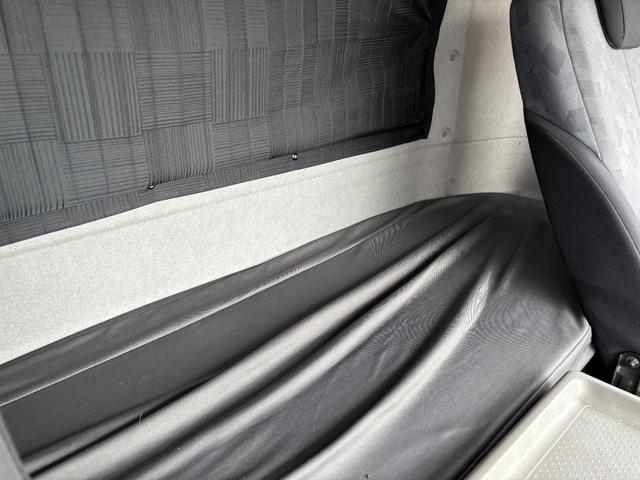 コンドル 　４ｔ　ワイド　アルミウィング　ベッド付　荷台寸６．２ｍ長×２．４ｍ幅　走行３２７９００ｋｍ　２１５馬力　６速　定員２名　積載量３０００ｋｇ　車輌総重量７９８０ｋｇ　車検令和７年１０月まで　アドブルー（42枚目）