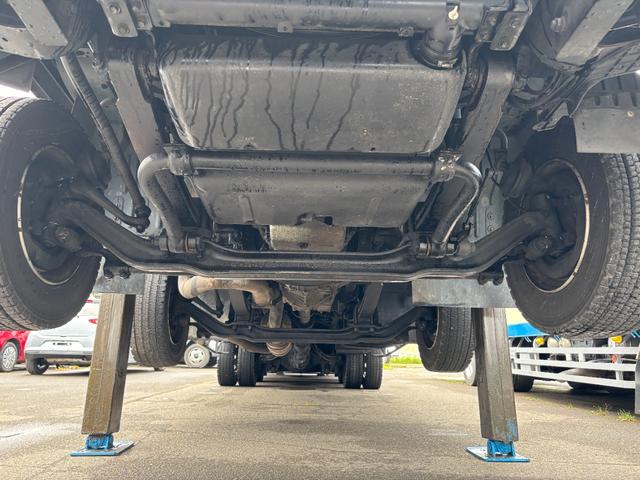 スーパーグレート 　１１．８ｔ　セルフ４段クレーン　タダノ製ＺＲ５０４　ラジコン　荷台寸８．７４ｍ×２．３７ｍ　走行２９４６００ｋｍ　３８０馬力　７速　定員２名　積載量１１８００ｋｇ　　車検整備付　アドブルー（33枚目）