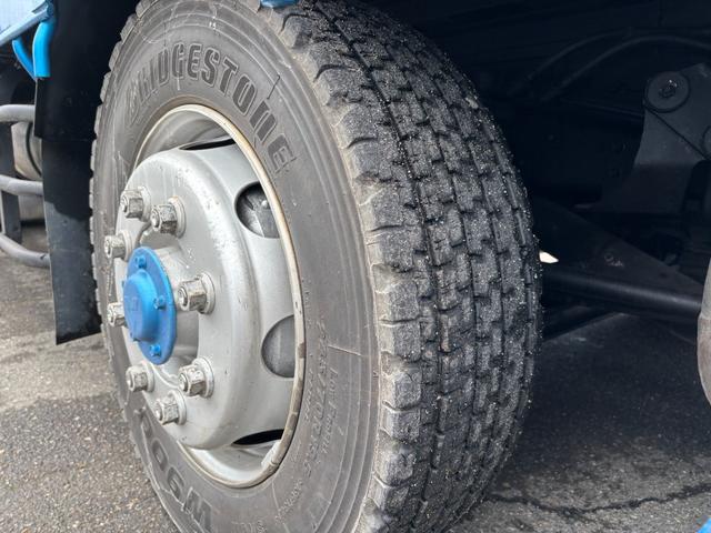 スーパーグレート 　１１．８ｔ　セルフ４段クレーン　タダノ製ＺＲ５０４　ラジコン　荷台寸８．７４ｍ×２．３７ｍ　走行２９４６００ｋｍ　３８０馬力　７速　定員２名　積載量１１８００ｋｇ　　車検整備付　アドブルー（36枚目）