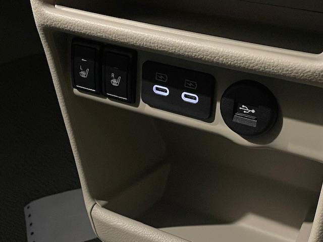 アルトラパンLC ハイブリッドX 4WD スズキコネクト対応車 登録済未使用車 全方位パッケージ オートライト シートヒーター プッシュスタート ステアリングリモコン スズキセーフティ 14インチ純正アルミ Cタイプ充電ソケット(23枚目)