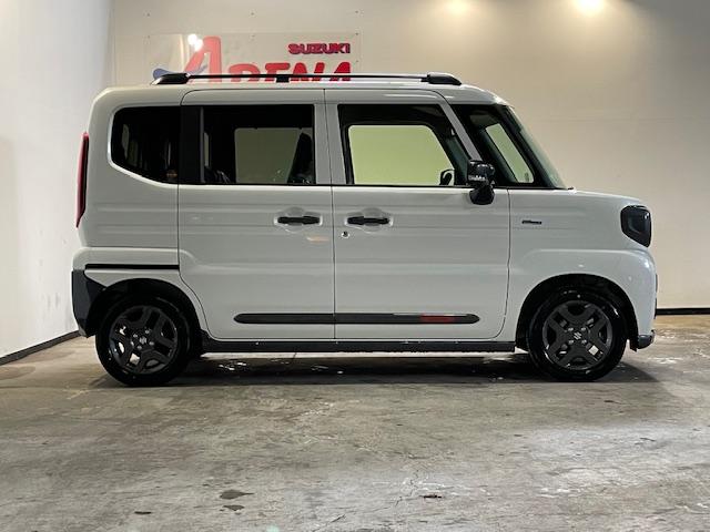 スペーシアギア ハイブリッドＸＺ　ハイブリッドＸＺスズキコネクト／純正９型ナビ／全方位カメラ／フルセグＴＶ／両側パワースライドドア／ＬＥＤヘッドライト＆フォグ／禁煙車／プッシュスタート／スマートキー／前席シートヒーター登録済み未使用（4枚目）