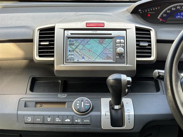 フリード Ｇ　ジャストセレクション　４ＷＤ　ＥＴＣ　バックカメラ　ナビ　ＴＶ　オートクルーズコントロール　両側電動スライドドア　スマートキー　電動格納ミラー　３列シート　ウォークスルー　ＡＴ　ＣＤ　ＤＶＤ再生　ＵＳＢ　盗難防止システム（7枚目）