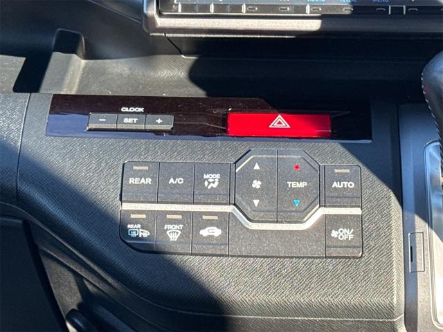 ステップワゴンスパーダ Ｚ　クールスピリット　インターナビ　セレクション　４ＷＤ　ＥＴＣ　バックカメラ　ナビ　ＴＶ　オートクルーズコントロール　両側電動スライドドア　ＨＩＤ　スマートキー　アイドリングストップ　電動格納ミラー　３列シート　ＣＶＴ　アルミホイール　ＣＤ（7枚目）