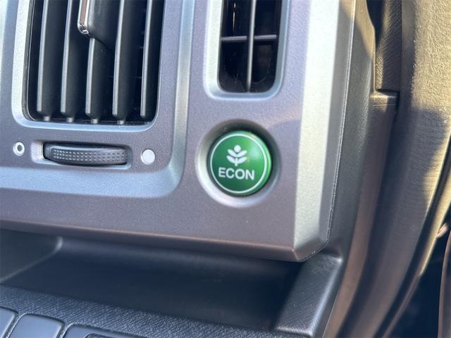 ステップワゴンスパーダ Ｚ　クールスピリット　インターナビ　セレクション　４ＷＤ　ＥＴＣ　バックカメラ　ナビ　ＴＶ　オートクルーズコントロール　両側電動スライドドア　ＨＩＤ　スマートキー　アイドリングストップ　電動格納ミラー　３列シート　ＣＶＴ　アルミホイール　ＣＤ（9枚目）