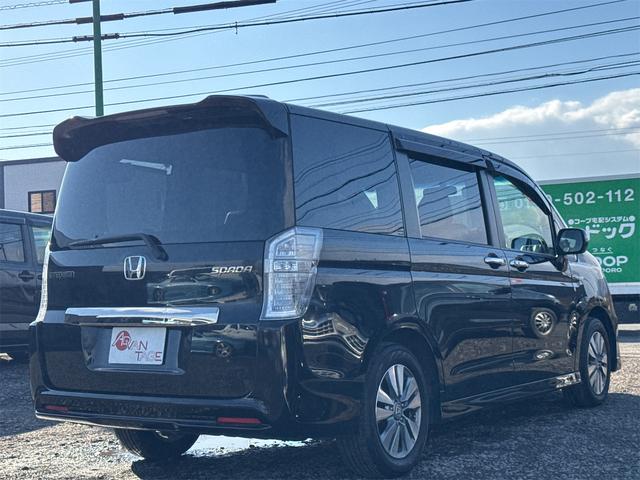 ステップワゴンスパーダ Ｚ　クールスピリット　インターナビ　セレクション　４ＷＤ　ＥＴＣ　バックカメラ　ナビ　ＴＶ　オートクルーズコントロール　両側電動スライドドア　ＨＩＤ　スマートキー　アイドリングストップ　電動格納ミラー　３列シート　ＣＶＴ　アルミホイール　ＣＤ（15枚目）