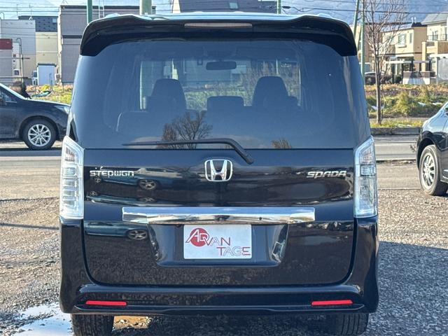 ステップワゴンスパーダ Ｚ　クールスピリット　インターナビ　セレクション　４ＷＤ　ＥＴＣ　バックカメラ　ナビ　ＴＶ　オートクルーズコントロール　両側電動スライドドア　ＨＩＤ　スマートキー　アイドリングストップ　電動格納ミラー　３列シート　ＣＶＴ　アルミホイール　ＣＤ（16枚目）