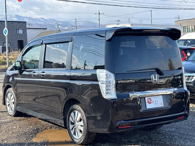 ステップワゴンスパーダ Ｚ　クールスピリット　インターナビ　セレクション　４ＷＤ　ＥＴＣ　バックカメラ　ナビ　ＴＶ　オートクルーズコントロール　両側電動スライドドア　ＨＩＤ　スマートキー　アイドリングストップ　電動格納ミラー　３列シート　ＣＶＴ　アルミホイール　ＣＤ（17枚目）