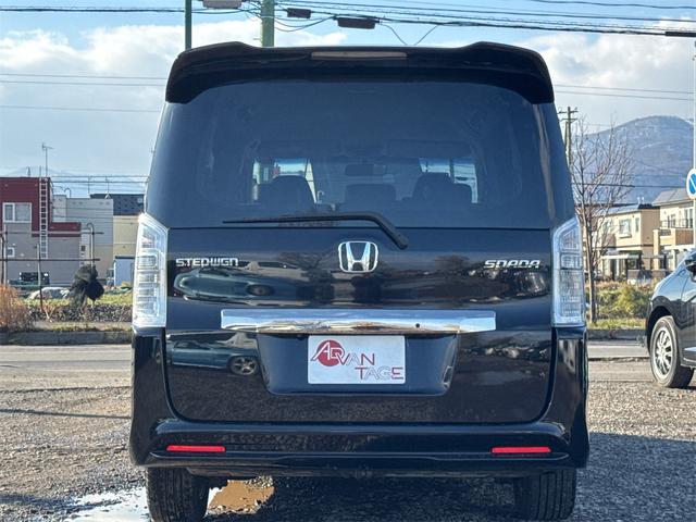 ステップワゴンスパーダ Ｚ　クールスピリット　インターナビ　セレクション　４ＷＤ　ＥＴＣ　バックカメラ　ナビ　ＴＶ　オートクルーズコントロール　両側電動スライドドア　ＨＩＤ　スマートキー　アイドリングストップ　電動格納ミラー　３列シート　ＣＶＴ　アルミホイール　ＣＤ（28枚目）