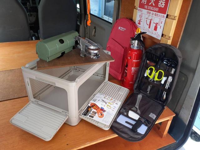 クリッパーリオ Ｅ　ＦＯＵＲ　スペシャルパック　車中泊仕様　防災特化型　防災グッズフル装備　消火器　簡易トイレ　折りたたみガスコンロ　防災バッグ　食器セット　鍋やかん　ベッド　棚　テーブル（6枚目）