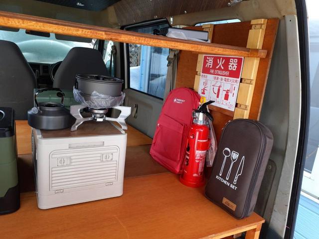クリッパーリオ Ｅ　ＦＯＵＲ　スペシャルパック　車中泊仕様　防災特化型　防災グッズフル装備　消火器　簡易トイレ　折りたたみガスコンロ　防災バッグ　食器セット　鍋やかん　ベッド　棚　テーブル（44枚目）