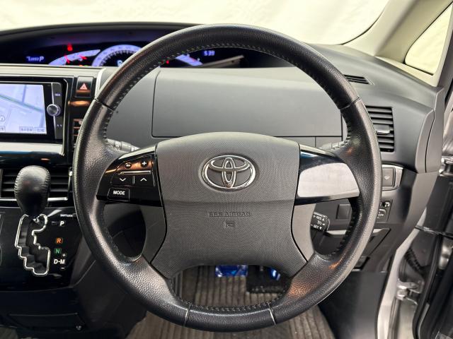 �n���h���ɂ́A�A�N�Z���y�_���𓥂܂��ɒ葬���s����J�y���ɍv������N���[�Y�R���g���[���ƁA�n���h�������𗣂����ɃI�[�f�B�I�𑀍�ł���̂ň��S�����ƂĂ��オ��X�e�A�����O�����R�����t���Ă��܂��I