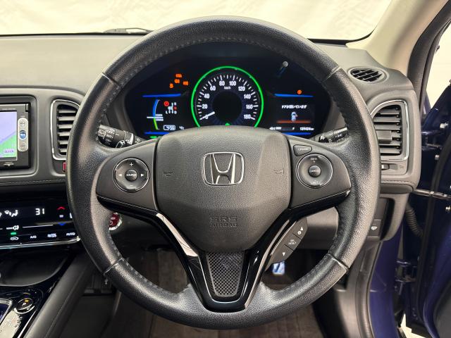 �n���h���ɂ́A�A�N�Z���y�_���𓥂܂��ɒ葬���s����J�y���ɍv������N���[�Y�R���g���[���ƁA�n���h�������𗣂����ɃI�[�f�B�I�𑀍�ł���̂ň��S�����ƂĂ��オ��X�e�A�����O�����R�����t���Ă��܂��I