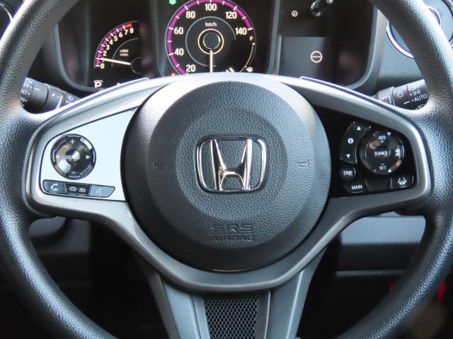 �n���h���ɂ́A�A�N�Z���y�_���𓥂܂��ɒ葬���s����J�y���ɍv������N���[�Y�R���g���[���ƁA�n���h�������𗣂����ɃI�[�f�B�I�𑀍�ł���̂ň��S�����ƂĂ��オ��X�e�A�����O�����R�����t���Ă��܂��I