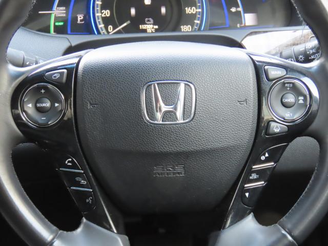 �n���h���ɂ́A�A�N�Z���y�_���𓥂܂��ɒ葬���s����J�y���ɍv������N���[�Y�R���g���[���ƁA�n���h�������𗣂����ɃI�[�f�B�I�𑀍�ł���̂ň��S�����ƂĂ��オ��X�e�A�����O�����R�����t���Ă��܂��I