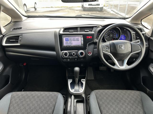 フィット １３Ｇ・Ｆパッケージ　純正ナビ　リアカメラ　ドラレコ　夏冬タイヤ付（13枚目）