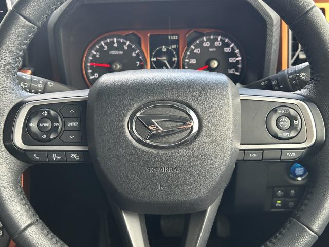 �n���h���ɂ́A�A�N�Z���y�_���𓥂܂��ɒ葬���s����J�y���ɍv������N���[�Y�R���g���[���ƁA�n���h�������𗣂����ɃI�[�f�B�I�𑀍�ł���̂ň��S�����ƂĂ��オ��X�e�A�����O�����R�����t���Ă��܂��I