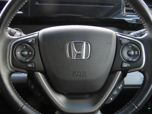 �n���h���ɂ́A�A�N�Z���y�_���𓥂܂��ɒ葬���s����J�y���ɍv������N���[�Y�R���g���[���ƁA�n���h�������𗣂����ɃI�[�f�B�I�𑀍�ł���̂ň��S�����ƂĂ��オ��X�e�A�����O�����R�����t���Ă��܂��I