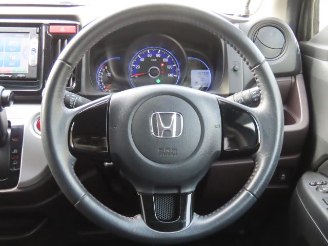 �n���h���ɂ́A�A�N�Z���y�_���𓥂܂��ɒ葬���s����J�y���ɍv������N���[�Y�R���g���[���ƁA�n���h�������𗣂����ɃI�[�f�B�I�𑀍�ł���̂ň��S�����ƂĂ��オ��X�e�A�����O�����R�����t���Ă��܂��I