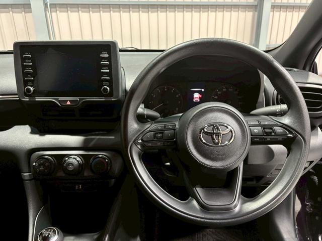 ヤリス X マニュアル車 整備付 保証付 夏冬タイヤホイールセット 夏冬ワイパーセット ナビ BLUETOOTH ドライブレコーダー ミュージックプレイヤー接続可 オートハイビーム 電格ドアミラー USBポート(3枚目)