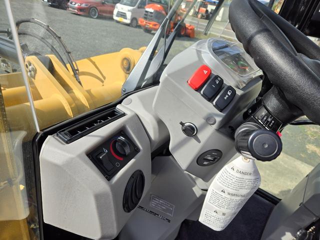 日本 　キャタピラー　ＣＡＴ　９０２Ｃ２　タイヤショベル　ホイールローダー　除雪仕様　０．６立米　稼働１５８ｈ　スパイク付スノータイヤ　冬季間のみ使用（11枚目）