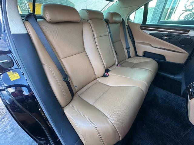 ＬＳ ＬＳ６００ｈ　バージョンＣ　Ｉパッケージ　４ＷＤ　エンジンスターター　ブラインドスポットモニター　ステアリングヒーター　助手席オットマン　ＤＶＤ再生　本革　ＬＥＤヘッド　ＵＳＢ　シートエアコン　ヒーター　内外装美装仕上済（10枚目）