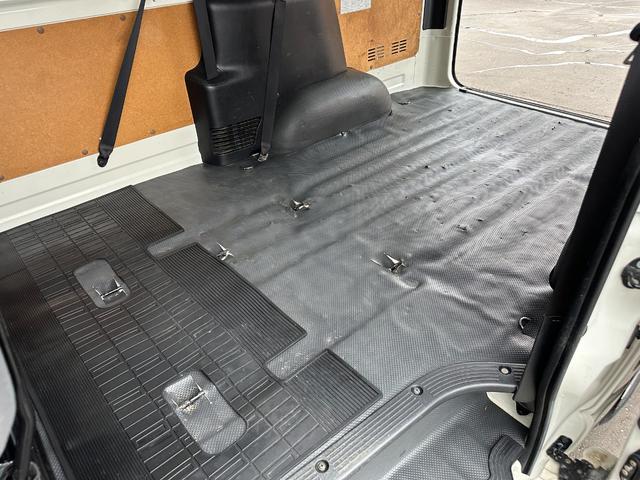 ハイエースバン ロングＤＸ　ディーゼル　本州車両　内外装美装仕上　リアヒーター　４ＷＤ　寒冷地　ディーゼル　メモリーナビ　バックカメラ　ワンセグ　ＥＴＣ　盗難防止装置　キーレス　横滑り防止機能　３列シート　乗車定員９人（12枚目）