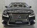 レクサスの象徴、スピンドルグリルが際立つ威風堂々としたフロントマスク。LEDライトの輝きが洗練された印象を与えます。漆黒のボディはコンディションも良く、フラッグシップに相応しい風格漂う一台です。
