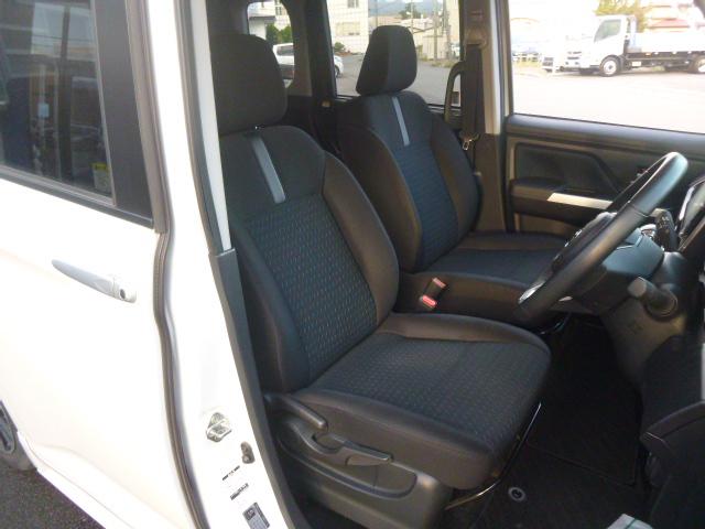 ルーミー カスタムG 4WD 禁煙車 Pスタート&スマートキー ナビ&Bカメラ(4枚目)