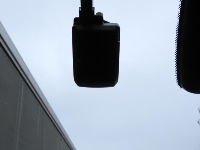 フィット ｅ：ＨＥＶホーム　サポカーＳナビドラレコ４ＷＤ　メモリーナビ　ＥＴＣ　バックカメラ　フルセグ　オートクルーズコントロール　衝突防止システム　ＬＥＤヘッドランプ　キーレスエントリー　横滑り防止装置　エアバッグ　エアコン（4枚目）