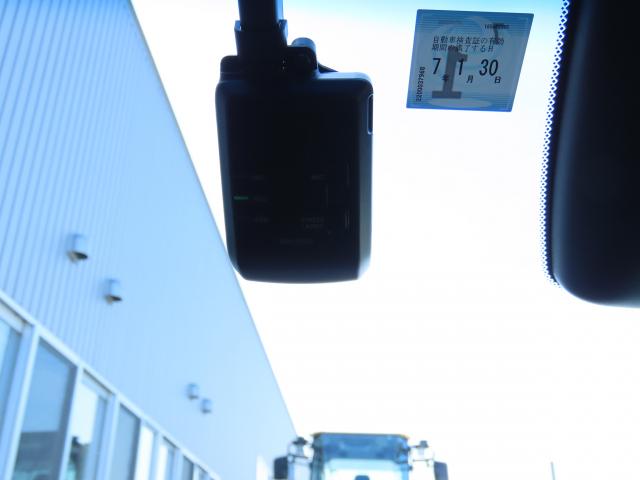フィット ホーム２０周年特別仕様車メゾン　サポカーＳナビドラレコ４ＷＤ　メモリーナビ　ＥＴＣ　バックカメラ　アルミホイール　フルセグ　シートヒーター　オートクルーズコントロール　アイドリングストップ　衝突防止システム　ＬＥＤヘッドランプ（4枚目）