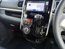 シフトノブの位置がステアリングに近く、運転しやすいインパネシフト。ベンチシート+インパネシフトにより、広い足元空間を確保してウォークスルーを実現し、助手席側からの乗り降りもスムーズです。