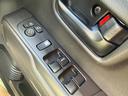 運転席で全ドア窓の操作ができます。サイドミラーは車内から電動で調整・格納が行えます。狭い駐車場でもキズがつくリスクを抑えられます。