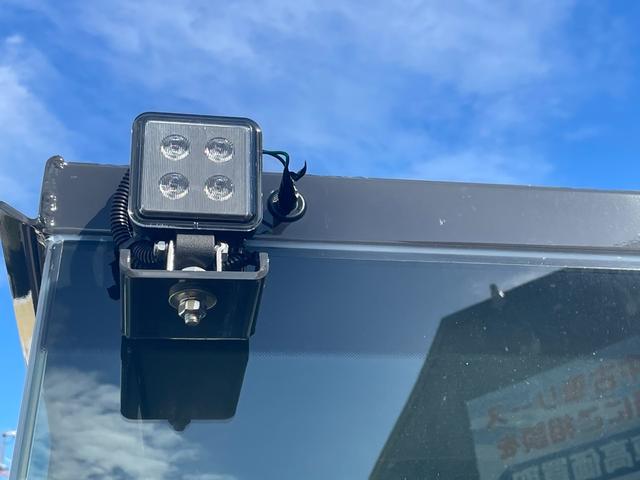 日本 ＺＷ３０－５Ｂ　新車未登録車　０．６５立米除雪用大型バケット　ツインヒーター　前後ＬＥＤ作業灯　ラジオ付　サスペンションシート（12枚目）
