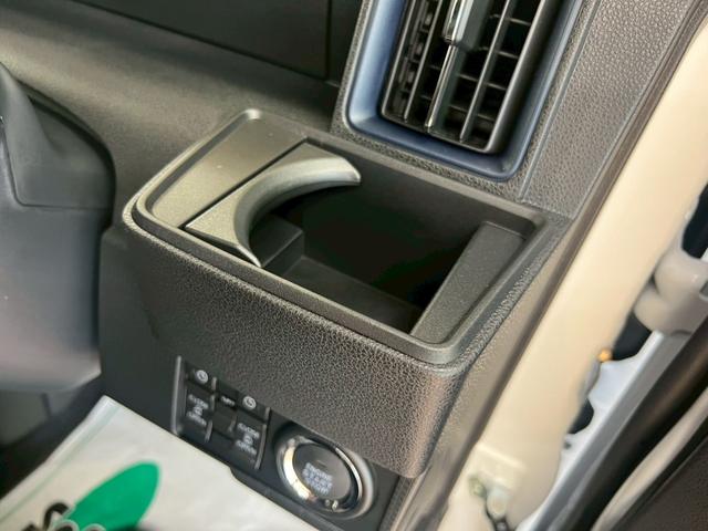 タント カスタムＲＳ　４ＷＤ　スマートキー　障害物センサー　衝突軽減ブレーキシステム　ＡＢＳ　横滑り防止装置　両側パワースライドドア　アイドリングストップ　運転席・助手席シートヒーター　純正アルミホイール（35枚目）