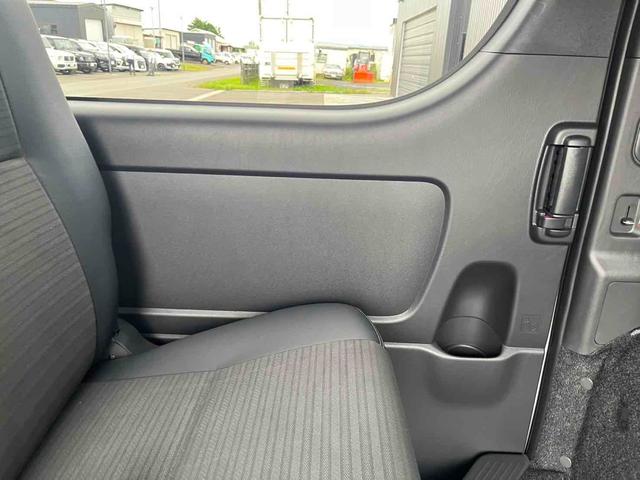 ハイエースバン 　４ＷＤ　ＥＴＣ　バックカメラ　ナビ　クリアランスソナー　レーンアシスト　衝突被害軽減システム　両側電動スライドドア　オートマチックハイビーム　オートライト　スマートキー　電動格納ミラー　ＡＴ（32枚目）