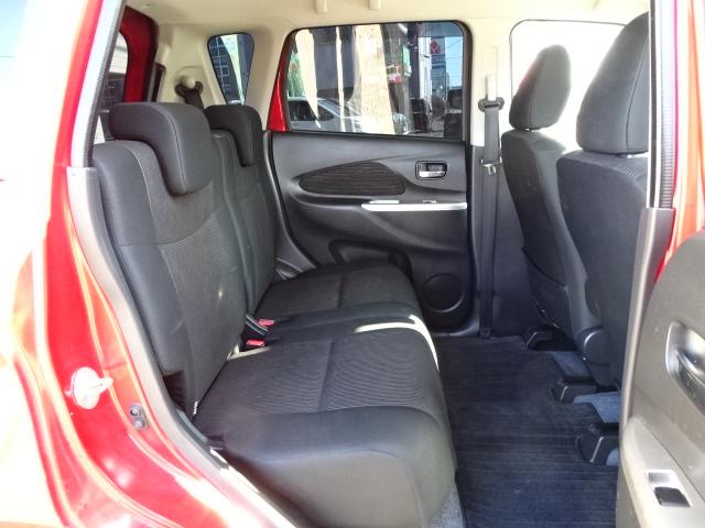 リアも広々！！後部座席も汚れ無く快適な１台！