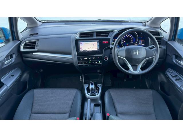 フィットハイブリッド Ｆパッケージ　４ＷＤ・エンジンスターター・ＥＴＣ・ドラレコ・純正ナビ・ＬＥＤドアミラーウィンカー・スマートキー（3枚目）