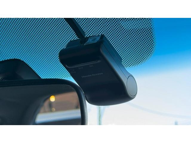 フィットハイブリッド Ｆパッケージ　４ＷＤ・エンジンスターター・ＥＴＣ・ドラレコ・純正ナビ・ＬＥＤドアミラーウィンカー・スマートキー（5枚目）