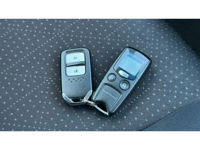 フィットハイブリッド Ｆパッケージ　４ＷＤ・エンジンスターター・ＥＴＣ・ドラレコ・純正ナビ・ＬＥＤドアミラーウィンカー・スマートキー（7枚目）