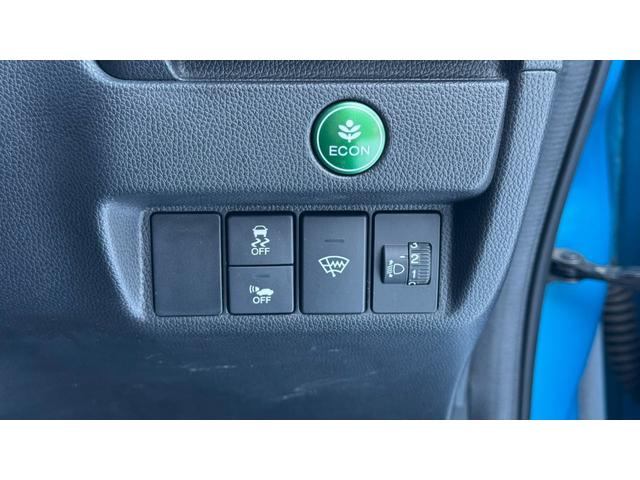 フィットハイブリッド Ｆパッケージ　４ＷＤ・エンジンスターター・ＥＴＣ・ドラレコ・純正ナビ・ＬＥＤドアミラーウィンカー・スマートキー（8枚目）