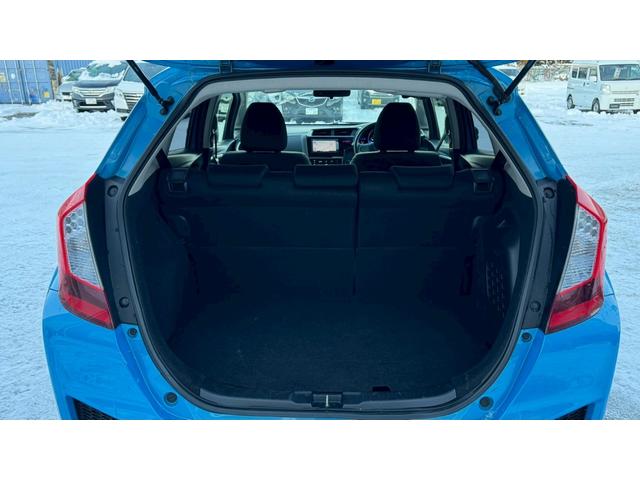 フィットハイブリッド Ｆパッケージ　４ＷＤ・エンジンスターター・ＥＴＣ・ドラレコ・純正ナビ・ＬＥＤドアミラーウィンカー・スマートキー（14枚目）