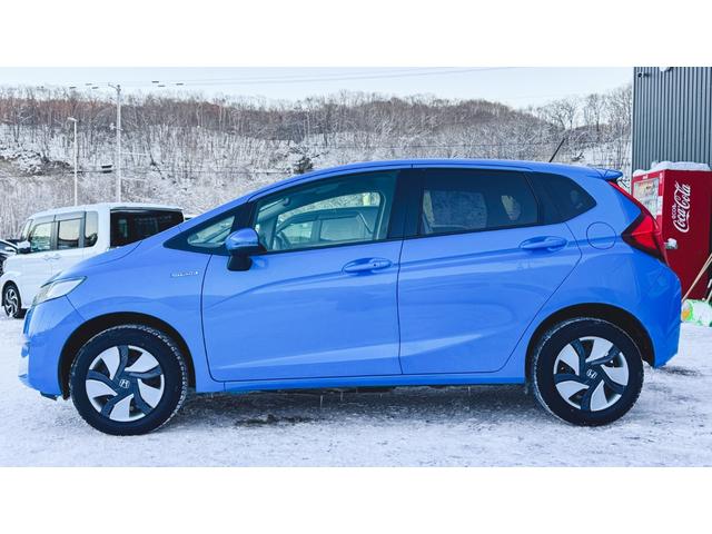 フィットハイブリッド Ｆパッケージ　４ＷＤ・エンジンスターター・ＥＴＣ・ドラレコ・純正ナビ・ＬＥＤドアミラーウィンカー・スマートキー（17枚目）